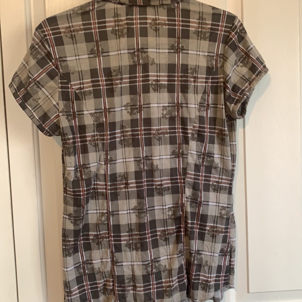 Low cut button up - Picture 3 of 4